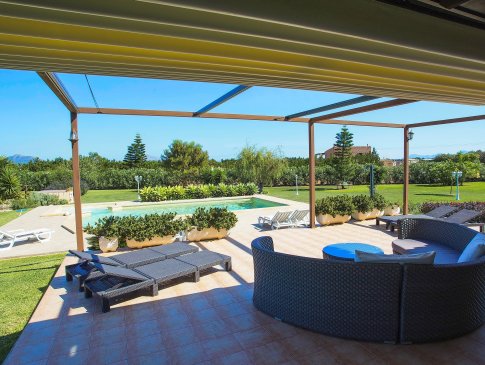 Beschattete Terrasse mit Blick zum Pool und in den weitläufigen Garten, Finca Vin Roma, Muro