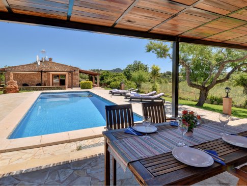 Blick vom überdachten Essplatz am BBQ-Bereich zum Pool und Wohngebäude, Finca Alou, S'Horta