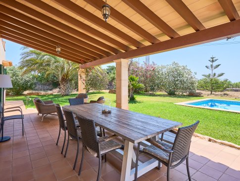 Esstisch auf der überdachten Terrasse am Haus, Finca Miralu, Cala D'Or