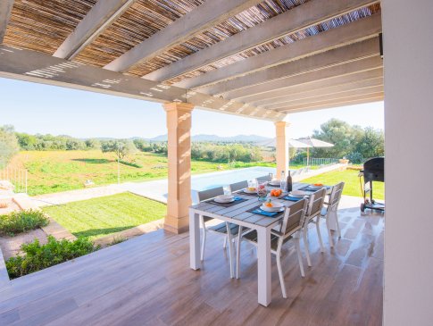 Überdachte Terrasse mit Esstisch und weitem Blick ins Umland, Finca Vista Felanitx