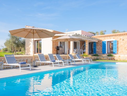 Sonnenliegen und Sonnenschirme am Pool, Finca Vista Felanitx