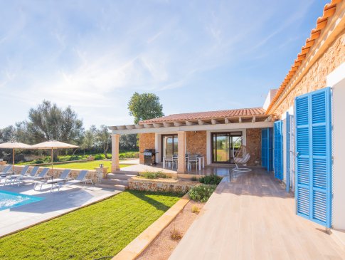 Wohngebäude mit Terrasse und Blick zum Pool, Finca Vista Felanitx