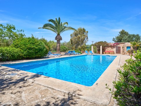 Pool mit Blick auf das Nebengebäude und üppig bewachsenen Garten, Finca Malrich, Santanyi