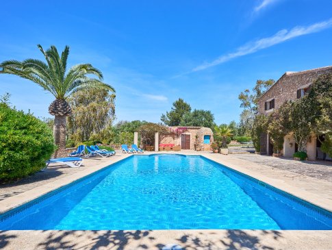 Pool mit Blick auf Wohn- und Nebengebäude, Finca Malrich, Santanyi