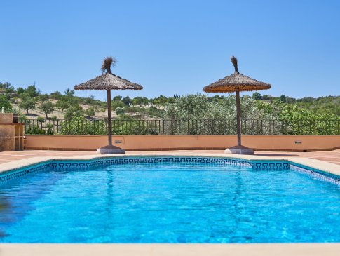Blick vom Pool zu den Hügeln im Umland