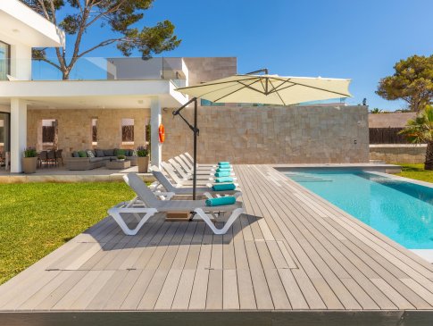 Poolterrasse mit Sonnenliegen, Villa des Port, Cala D'Or