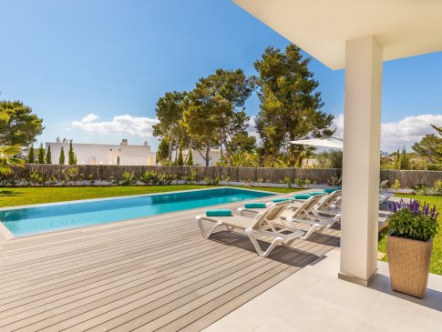 Blick von der Poolterrasse in den Garten, Villa des Port, Cala D'Or