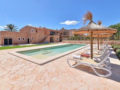 Sonnenliegen am Pool mit Blick aufs Wohngebäude, Finca Son Duri, Porto Petro