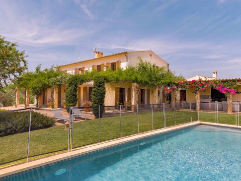 Auf Anfrage umzäumter Pool eingebettet ins Grün des Gartens, Finca Ximerri, Santanyi