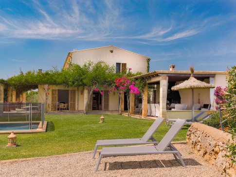 Garten mit viel Rasenfläche und Sonnenliegen auf der Terrasse, Finca Ximerri, Santanyi