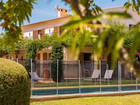 Liegewiese zwischen Pool und Wohngebäude, Finca Ximerri, Santanyi