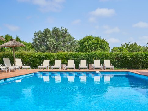 Sonnenliegen am Pool, Can Fandango, Cala D'Or