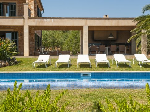 Sonnenliegen auf dem Rasen am Pool, Finca Meliqueria, Alqueria Blanca