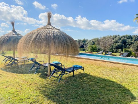 Rasenfläche am Pool mit Sonnenliegen und Sonnenschirmen, Na Parra, Santanyi
