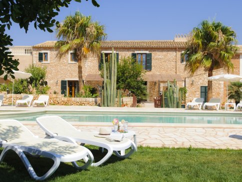 Liegestühle am Pool, Finca Mondrago Duri, Porto Petro