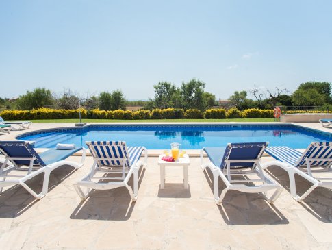 Poolterrasse mit Blick zum Pool und ins ländliche Umland, Finca Can Roma, S'Horta