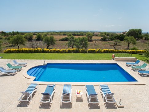 Blick vom Balkon auf den Pool mit Poolterrasse und ins weite Umland, Finca Can Roma, S'Horta