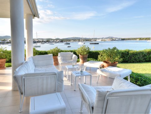 Gemütliche Loungemöbel im Schatten auf der Terrasse mit Blick zum Garten, Pool und in die Bucht, Villa Blanca, Portocolom