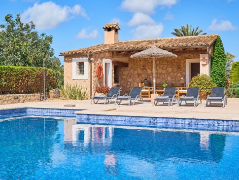Poolhäuschen mit Sonnenterrasse und Liegestühlen, Finca Can Veritat, Cala D'Or