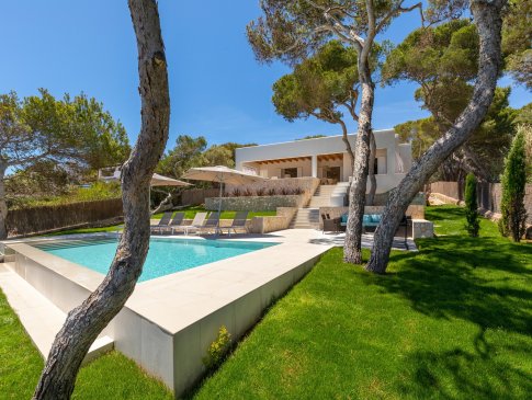 Blick aus dem Garten zum Pool und Wohngebäude, Villa Cala Ego, Cala D'Or