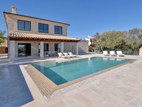 Blick von der Poolterrasse zur Villa Colom, Portocolom