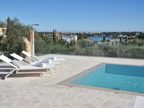 Poolterrasse mit Liegestühlen, Außendusche und grandiosem Blick auf den Ort und Naturhafen Portocolom, Villa Colom, Portocolom
