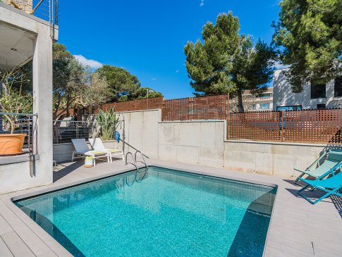Poolbereich mit Liegestühlen, Ferienhaus Bahia Azul, Playa de Muro