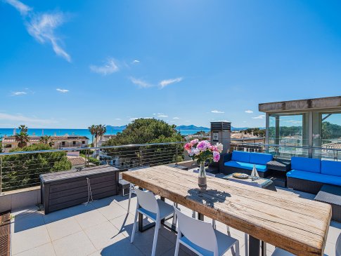 Esstisch und Chillout-Lounge auf der Dachterrasse, Ferienhaus Bahia Azul, Playa de Muro