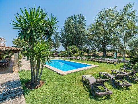 Liegestühle auf der Rasenfläche rund um den Pool, Finca Barretas, Pollensa