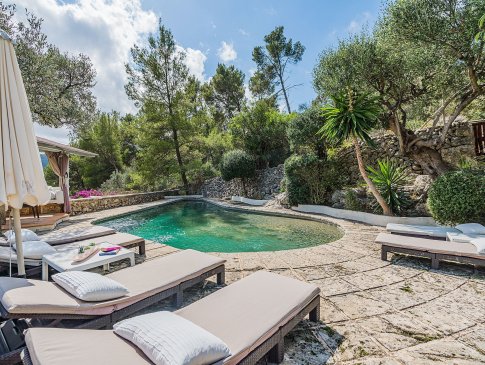 Sonnenliegen mit Sonnenschirmen am Pool,