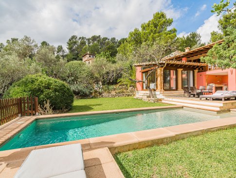 Sonnenliegen auch seitlich am Pool mit Blick in üppigen Baumbestand, Finca Bella, Pollensa