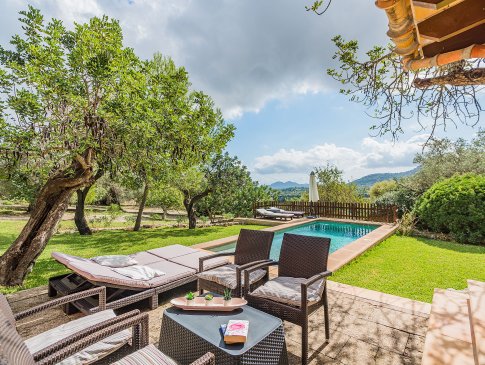 Poolterrasse mit komfortablem Daybed und Gartenmöbeln, Finca Bella, Pollensa