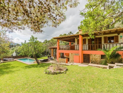 Eingebettet in einen weitläufigen Garten mit viel Rasenfläche, Pool und Bäumen, Finca Bella, Pollensa