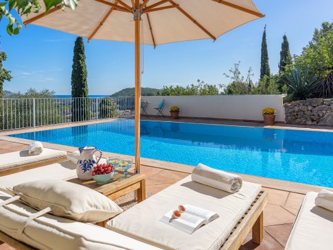 Poolbereich mit bequemen Sonnenliegen, Sonnenschirm und Blick bis ans Meer, Finca Las Colinas, Pollensa