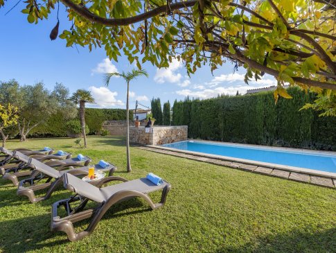 Rasenfläche mit Sonnenliegen am Pool, Finca Can Ronja, Pollensa