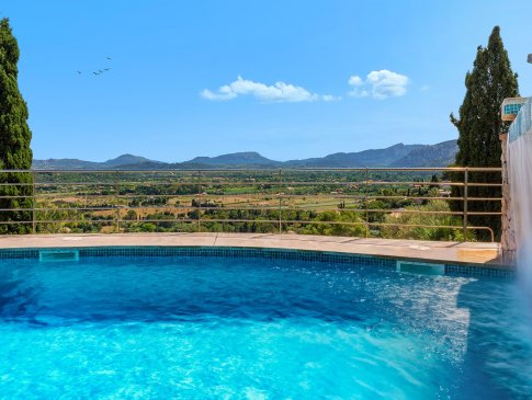 Pool auf der oberen Poolterrasse mit grandiosem Ausblick auf das Tramuntana-Gebirge, Finca El Vila, Pollensa