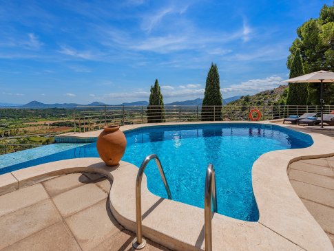 Pooleinstieg in den Überlaufpool auf der oberen Ebene, Finca El Vila, Pollensa