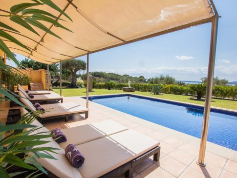 Traumhafter Weitblick bis ans Meer von der schattigen Poolterrasse, Finca Vinga, Alcudia