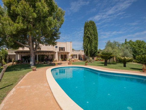 Pool mit großen Bäumen und Blick zum Wohngebäude