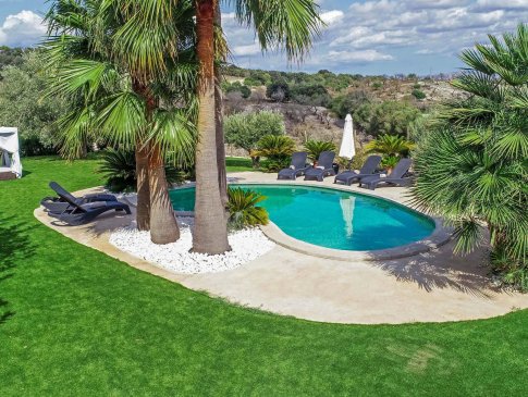 Blick auf den Poolbereich und ins ländliche Umfeld, Finca Llubi Petit, Llubi