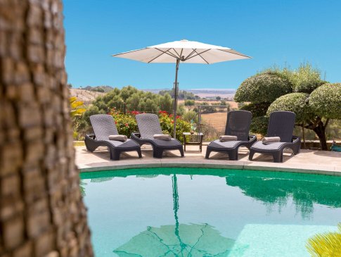 Poolterrasse mit Sonnenliegen und Sonnenschirm, Finca Llubi Petit, Llubi