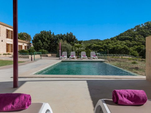 Blick aus dem Schatten zum Pool und zu den Sonnenliegen, Finca Pula Golf, Son Servera