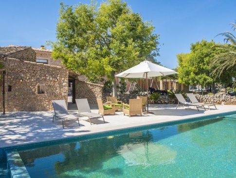 Poolbereich mit Sonnenliegen, Sonnenschirm und Sitzplätzen im Schatten, Finca Alqueria, Pollensa