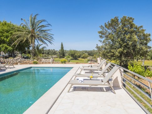 Sonnenliegen am Pool mit Blick ins ländliche Umland, Finca Alqueria, Pollensa