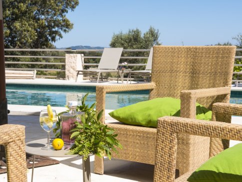 Poolbereich mit Sitzplatz und Sonnenschirm, Finca Alqueria, Pollensa