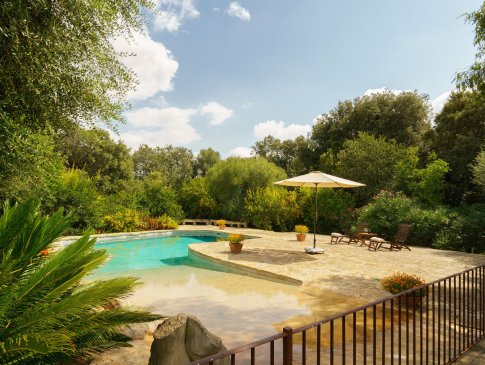 Umzäunter Poolbereich um den Pool mit seichtem Zugang, Finca Es Sestadors, Buger