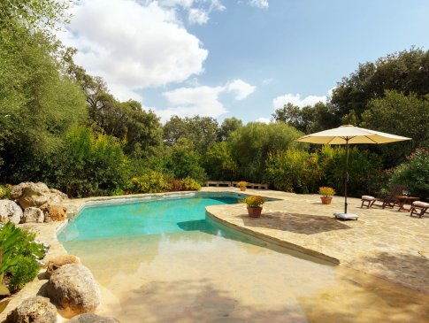 Poolbereich mit seichtem Zugang, Sonnenliegen und Sonnenschirm, Finca Es Sestadors, Buger