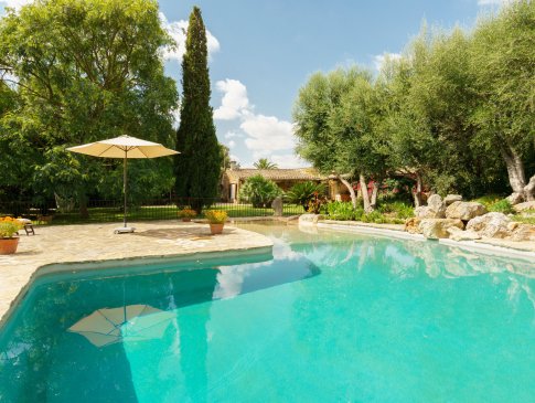 Poolbereich mit Sonnenliegen und Sonnenschirm, Finca Es Sestadors, Buger