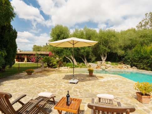 Poolbereich mit Sonnenliegen und Sonnenschirm, Finca Es Sestadors, Buger