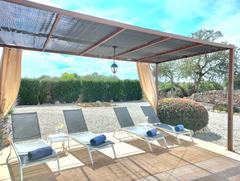Sonnenliegen mit Schattenpergola, Finca Tanca Gran, Felanitx